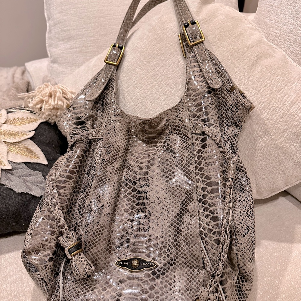 Beautiful and spacious Faux Snake bag! 💕⭐️⭐️⭐️👜